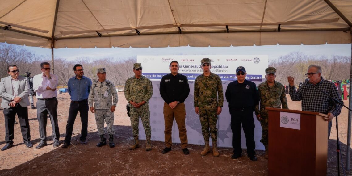 En presencia del Gobernador Rocha Moya, incineran estupefacientes y destruyen objetos del delito decomisados por FGR