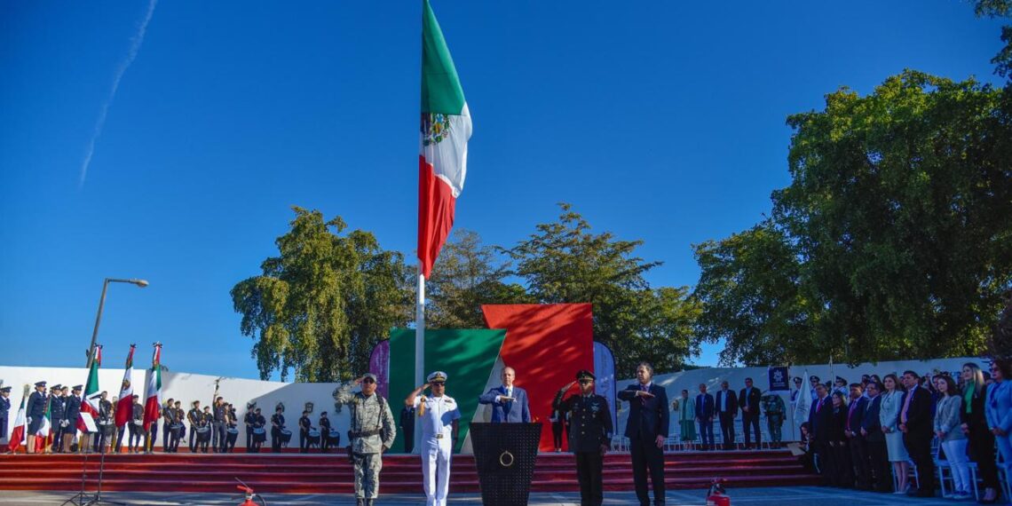 “La Patria confía en que cumplirán su encomienda”: GVL a estudiantes