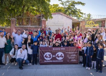 Juan de Dios Gámez entrega calles 43 y 44 en la colonia Díaz Ordaz