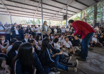 Juan de Dios Gámez se compromete a construir una cancha deportiva y mejorar la Secundaria Federal N° 4