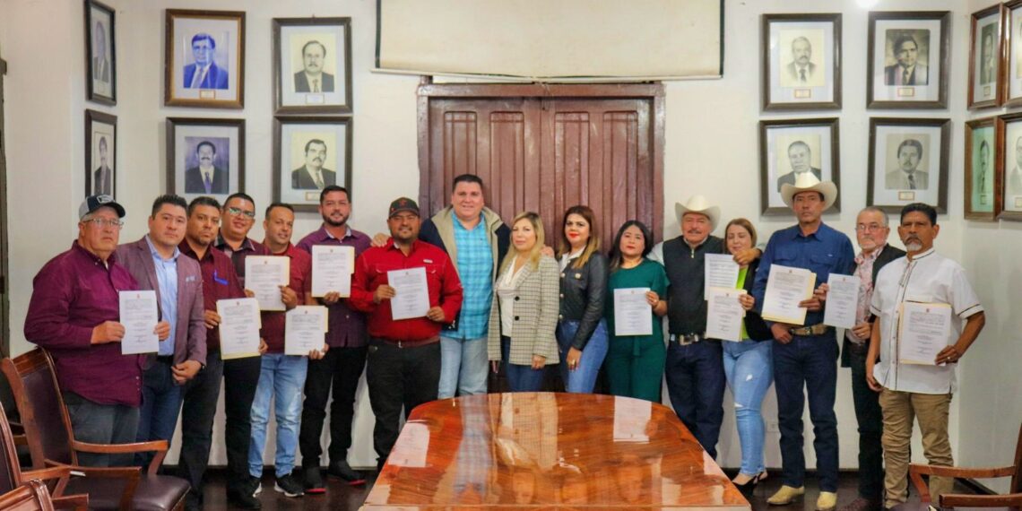Entregan constancias a candidatos a síndicos municipales de El Fuerte para el periodo 2025-2028