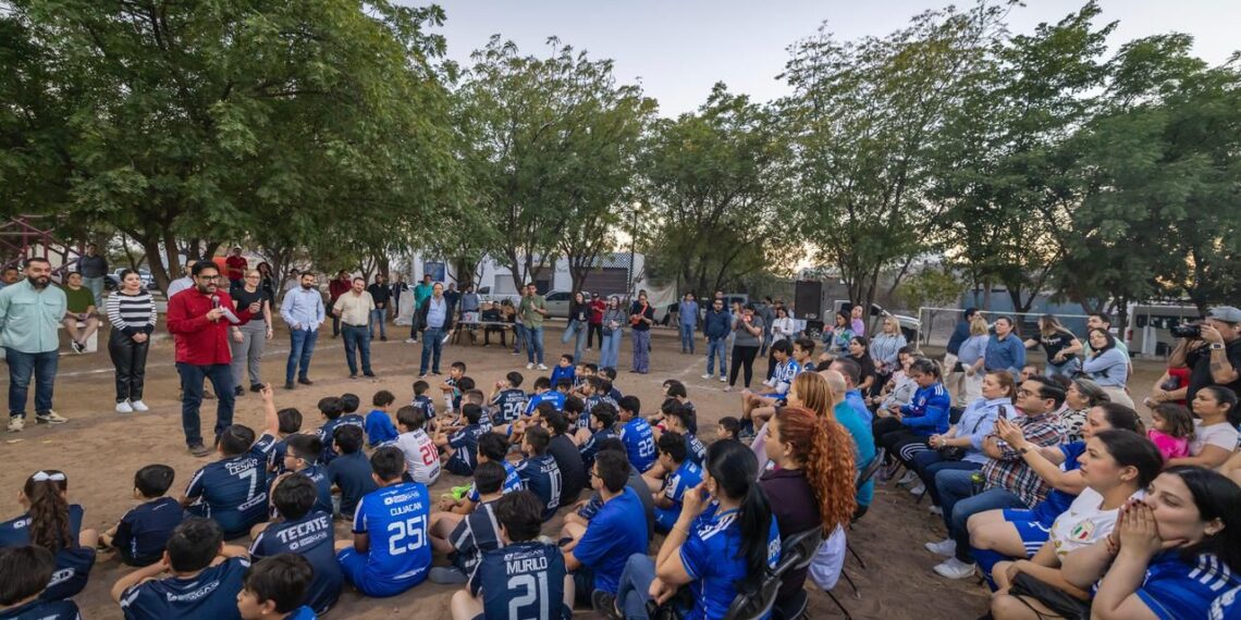 Juan de Dios Gámez se compromete a construir cancha de fútbol de pasto sintético en Universidad 94 Etapa II