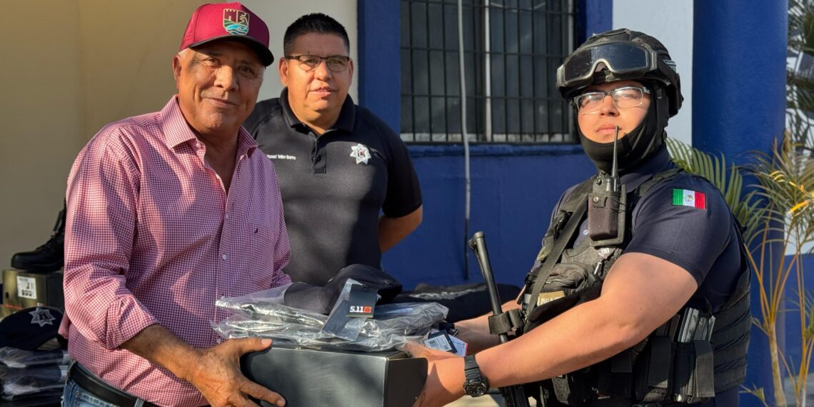 Alcalde Gildardo Leyva entrega uniformes a elementos de Seguridad Pública de El Fuerte