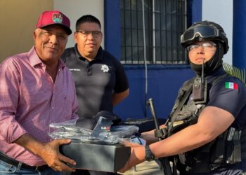 Alcalde Gildardo Leyva entrega uniformes a elementos de Seguridad Pública de El Fuerte