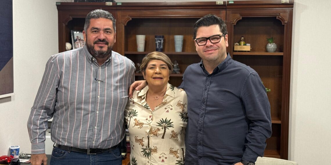 La alcaldesa entrega al estado banco de proyectos; gestionan pavimentos, agua y drenajes