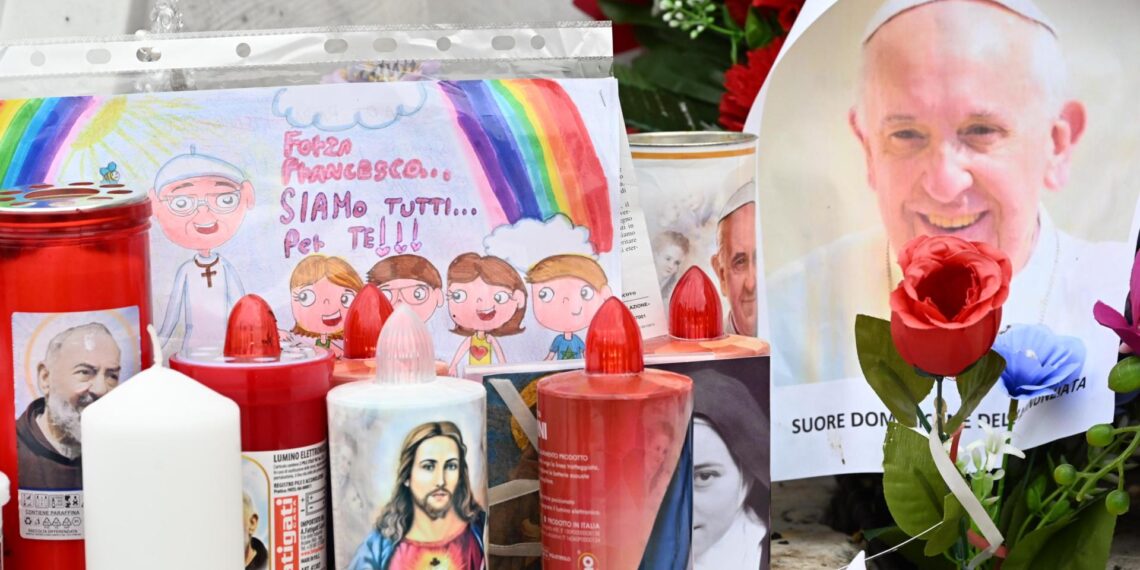 Globos, flores y oraciones: crece el altar improvisado al papa Francisco en el hospital Gemelli