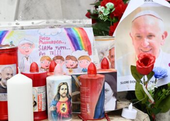 Globos, flores y oraciones: crece el altar improvisado al papa Francisco en el hospital Gemelli