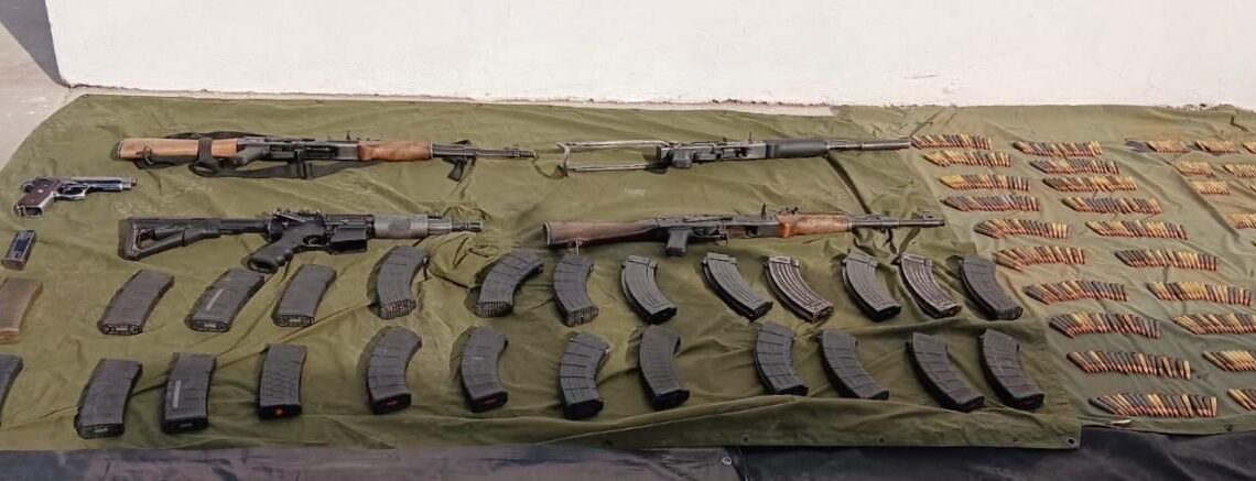 Aseguran armamento de uso exclusivo y equipo táctico en Elota