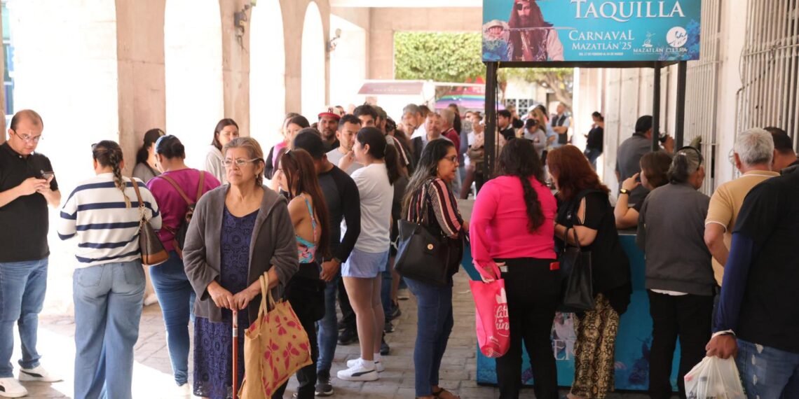 Entre vistosos “monigotes”, el son de las bandas por el malecón y un alegre ambiente familiar, Mazatlán vive su Carnaval