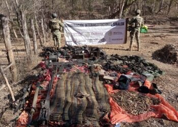 Aseguran vehículos, armamento, equipo táctico, municiones y droga, en Cosalá