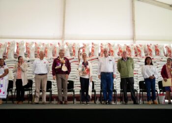 En Michoacán, Presidenta Claudia Sheinbaum encabeza entrega del programa de fertilizantes para el bienestar, un derecho constitucional de las y los campesinos