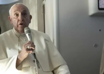 Papa Francisco mejora en su décimo cuarto día de hospitalización