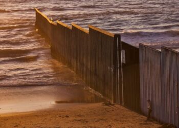 EE.UU. construye muro en río Tijuana que violaría tratados Internacionales y podría causar inundaciones