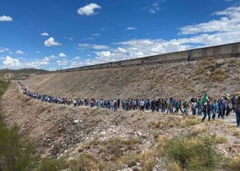 10 mil personas toman la presa La Boquilla, Chihuahua