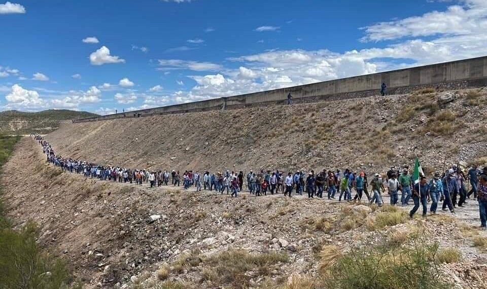 10 mil personas toman la presa La Boquilla, Chihuahua