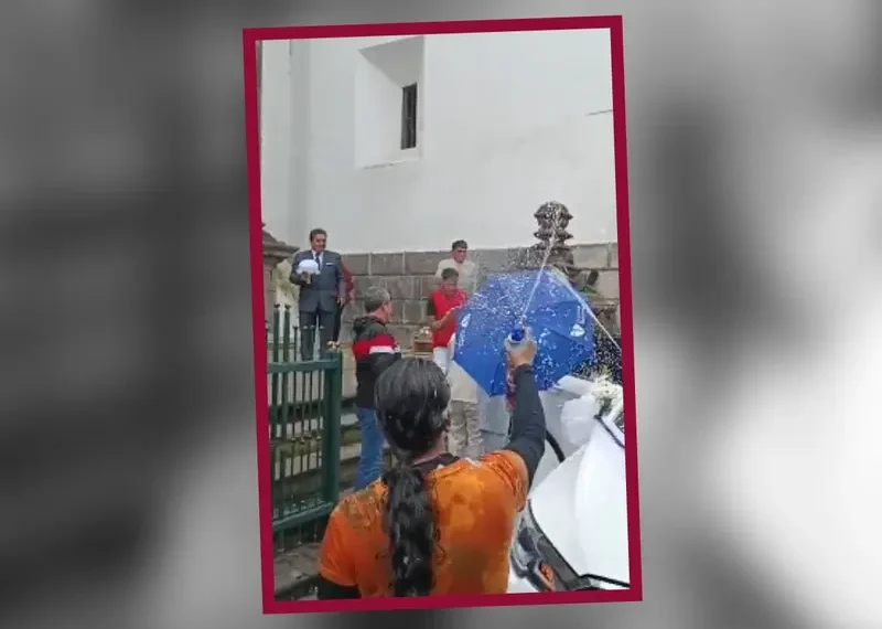 VIDEO: Recién casados son bañados espuma al salir de la boda… porque estaba pasando el Carnaval