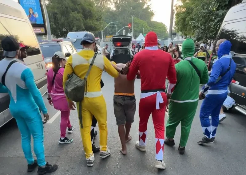 ¡Go Go Power Rangers! Policías disfrazados atrapan a ladrón durante carnaval