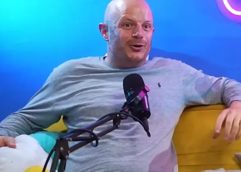 Facundo revela romance con famosa conductora; casi se fractura el pie escapando del novio celoso