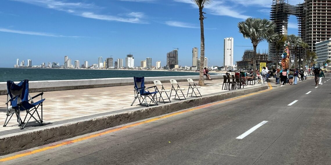 Desde temprano apartan lugar para el último día del carnaval en Mazatlán