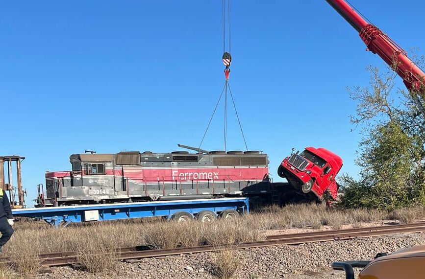 Tráiler es embestido por un tren en Topolobampo