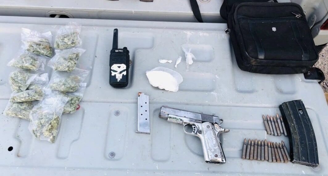 Aseguran vehículo, un arma corta, equipo de comunicación y droga en Ahome