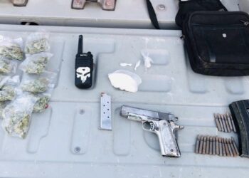 Aseguran vehículo, un arma corta, equipo de comunicación y droga en Ahome