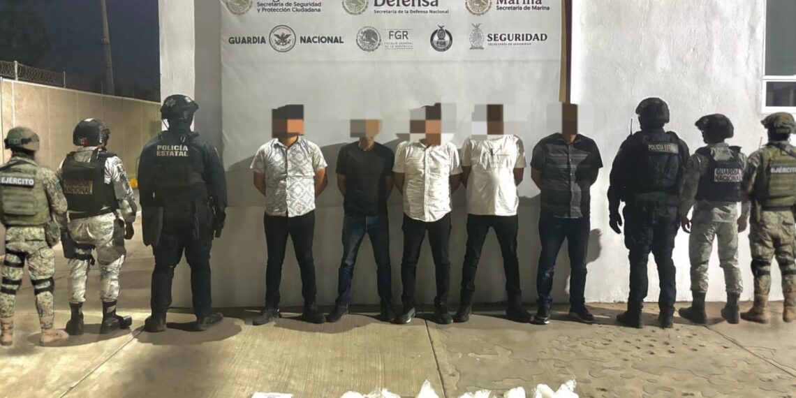 Tras denuncia anónima, aseguran a 5 civiles, un vehículo y presunta droga en Culiacán
