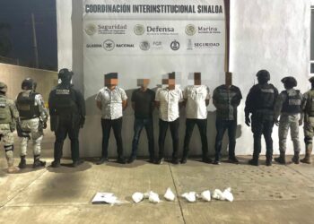 Tras denuncia anónima, aseguran a 5 civiles, un vehículo y presunta droga en Culiacán