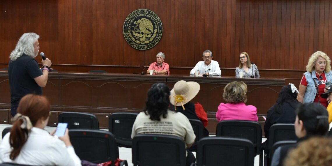 Diputadas y diputados atienden a grupos de manifestantes
