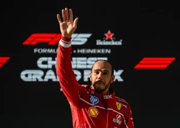 Lewis Hamilton, incrédulo tras batir récord de vuelta y conseguir la pole position para Ferrari en la carrera sprint del GP de China: “¿En serio?”