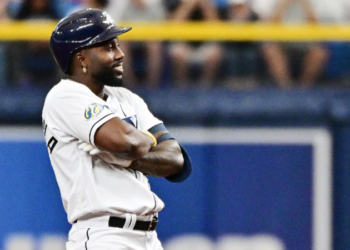 El mexicano Randy Arozarena brilla con cuadrangular y épico festejo para el triunfo de Marineros en Día Inaugural de Grandes Ligas