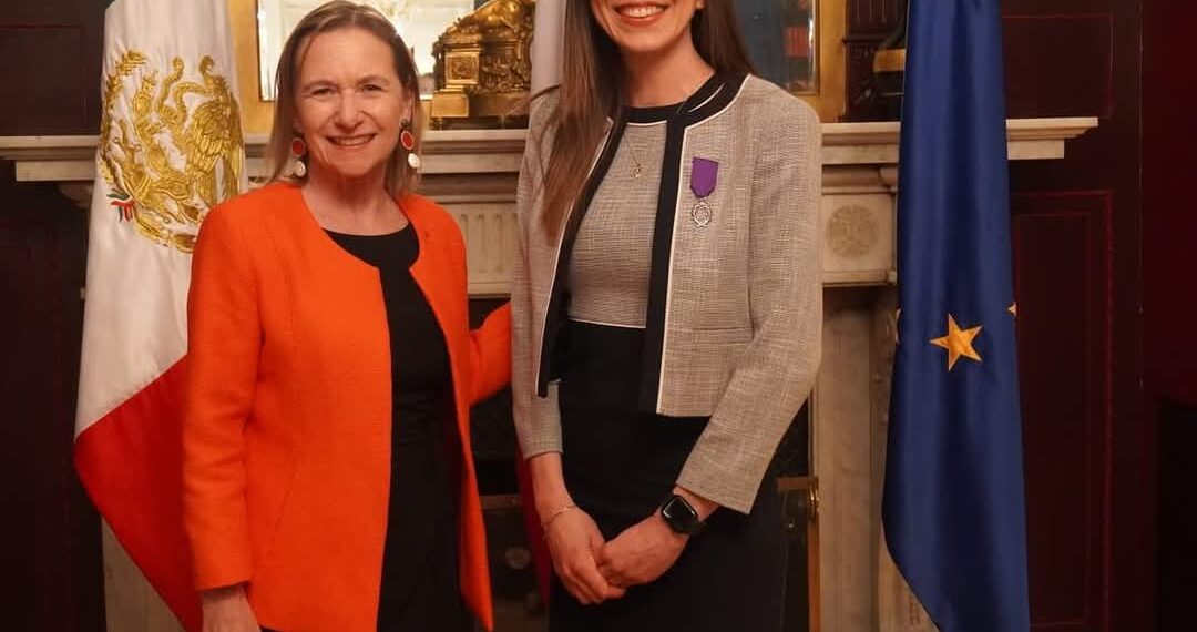 Brenda Galaviz, egresada de la UAS, recibe la Orden de las Palmas Académicas en grado de Caballero, condecoración entregada por la Embajadora de Francia en México