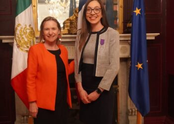 Brenda Galaviz, egresada de la UAS, recibe la Orden de las Palmas Académicas en grado de Caballero, condecoración entregada por la Embajadora de Francia en México