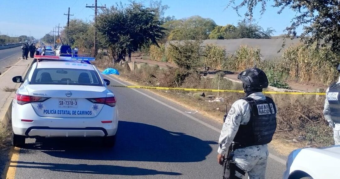 Hallan cuerpo envuelto en plástico a un costado de la carretera Culiacán-Eldorado