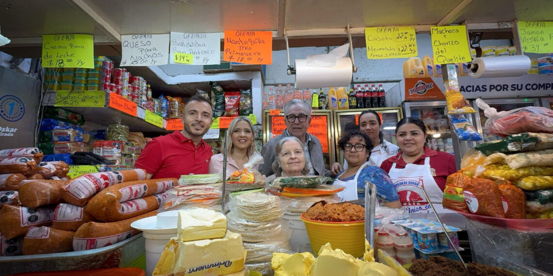 Gobernador Rubén Rocha Moya recorre el mercado de la Juárez y anuncia apoyos para locatarios