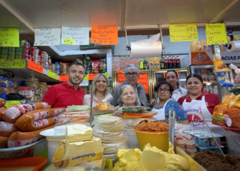 Gobernador Rubén Rocha Moya recorre el mercado de la Juárez y anuncia apoyos para locatarios