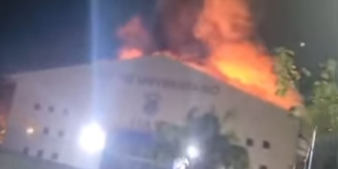 Incendio consume el Teatro Universitario de la UAS; autoridades piden no especular