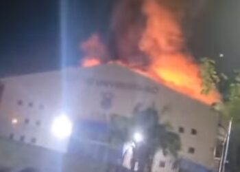 Incendio consume el Teatro Universitario de la UAS; autoridades piden no especular