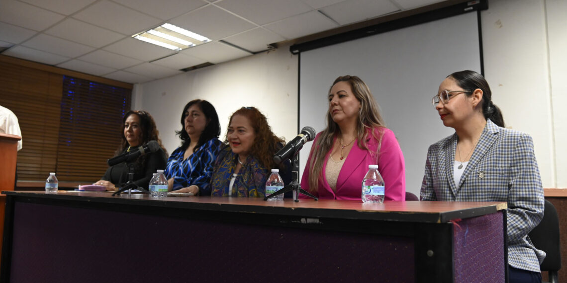 La Escuela de Ciencias de la Comunicación de la UAS galardonó con el panel “Mujeres que inspiran”, a dos de sus docentes miembros del SNII