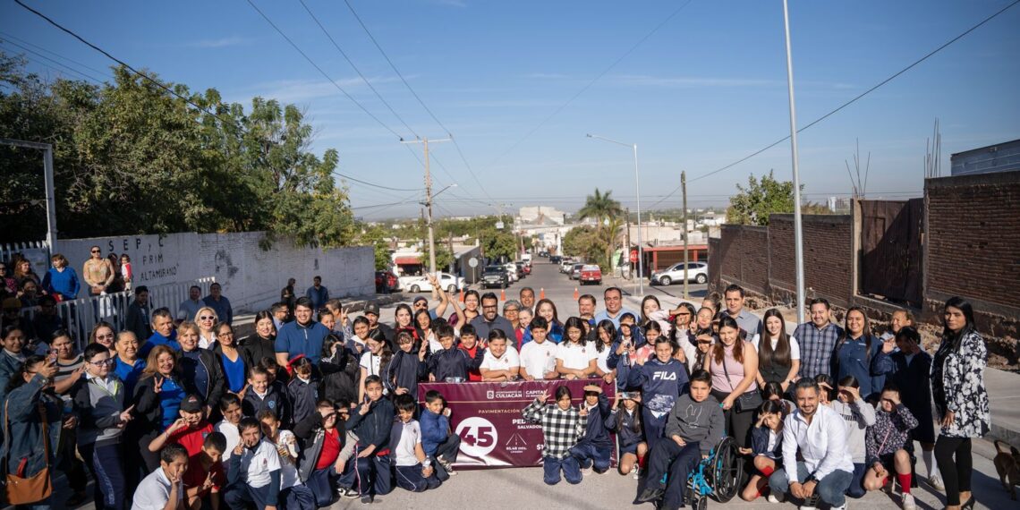 Juan de Dios Gámez cumple compromiso de pavimentación en la colonia Salvador Alvarado
