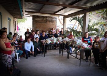 Agua caliente de los Monzón y Palos Blancos Tepuche, reciben apoyos alimentarios de DIF Culiacán