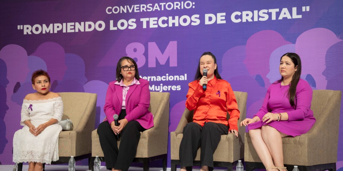 Realizan conversatorio “Rompiendo los Techos de Cristal” en conmemoración del Día Internacional de la Mujer