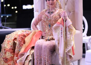 La alcaldesa corona a la reina del Carnaval Guasave 2025, Karla Violeta Peimbert