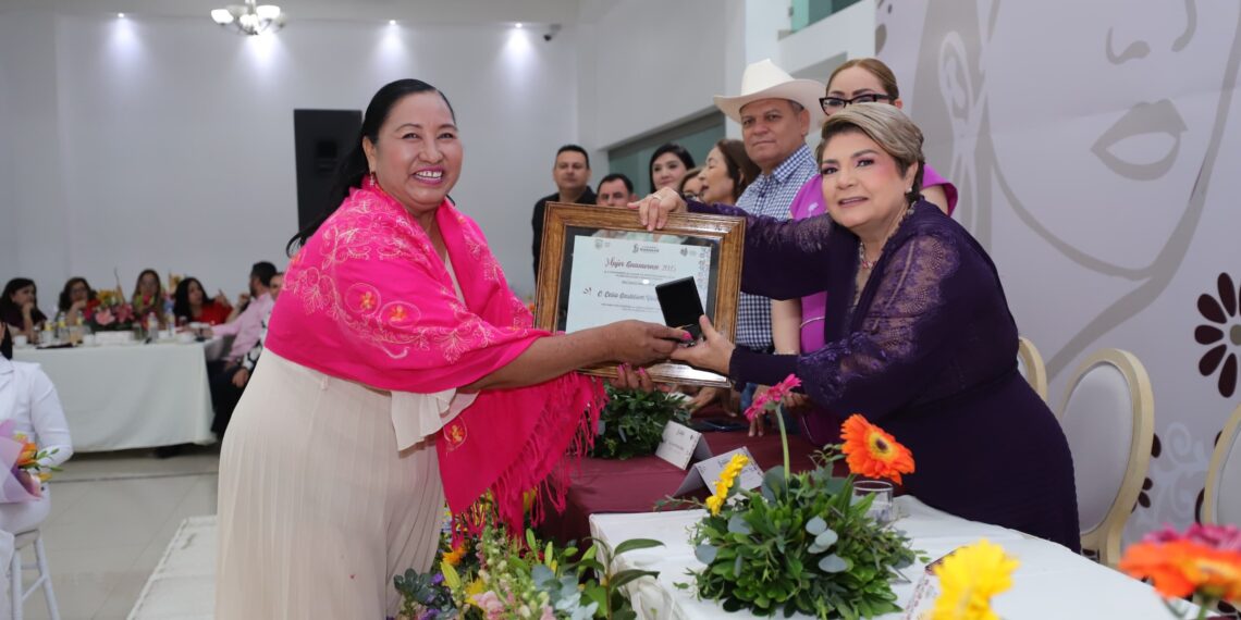 Galardonan a 11 mujeres con el Premio a la Mujer Guasavense 2025