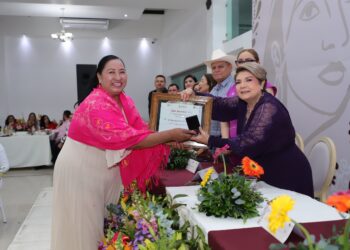 Galardonan a 11 mujeres con el Premio a la Mujer Guasavense 2025