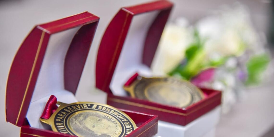 Todo listo para la entrega de la Medalla Lore de la Vega 2025