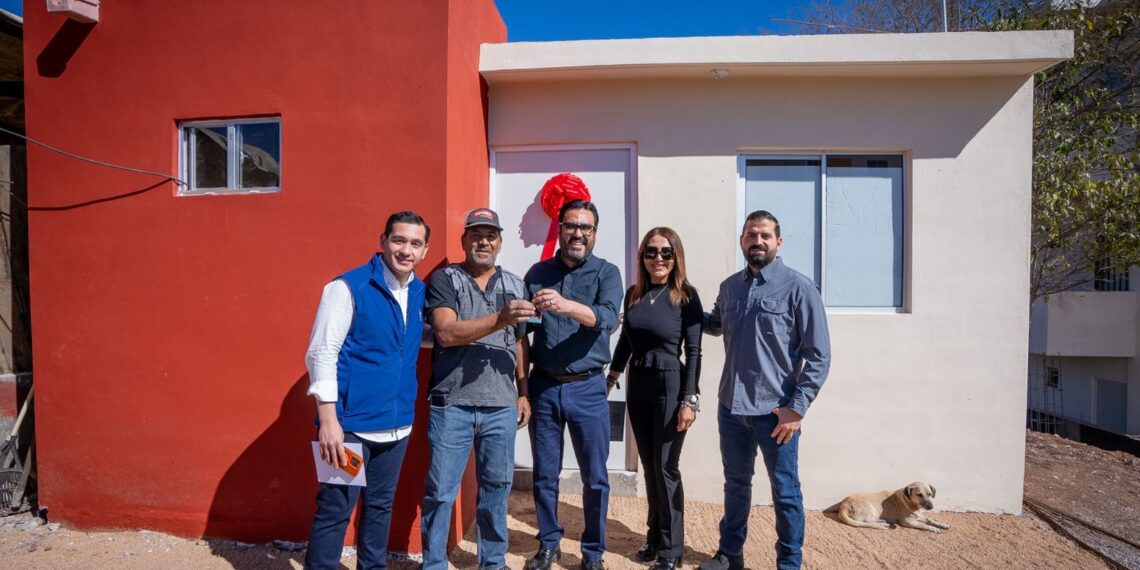 Juan de Dios Gámez continúa con la entrega de viviendas en colonias de Culiacán