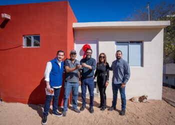 Juan de Dios Gámez continúa con la entrega de viviendas en colonias de Culiacán