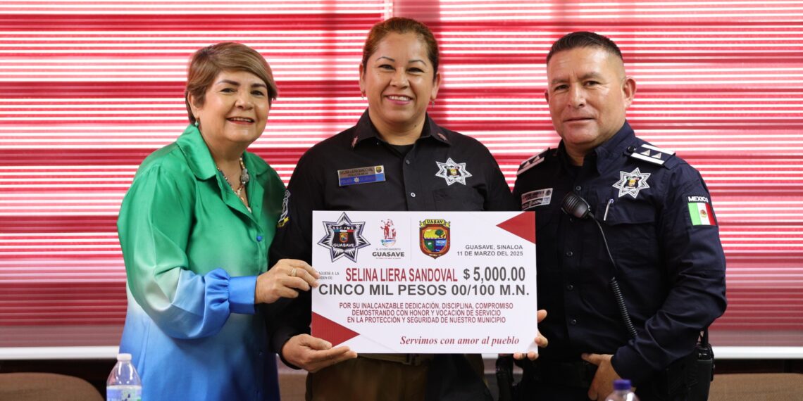 La alcaldesa entrega reconocimientos y estímulos a elementos destacados de la Unidad de Género de Guasave