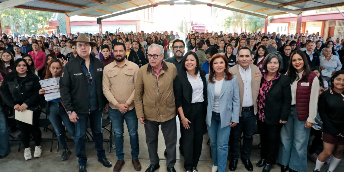 Inicia el gobernador Rocha con la entrega de las becas Rita Cetina para secundaria